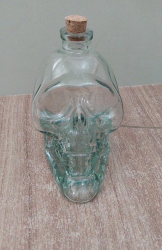 Detalhes do produto Garrafa Caveira 600ml com Rolha - Unidade